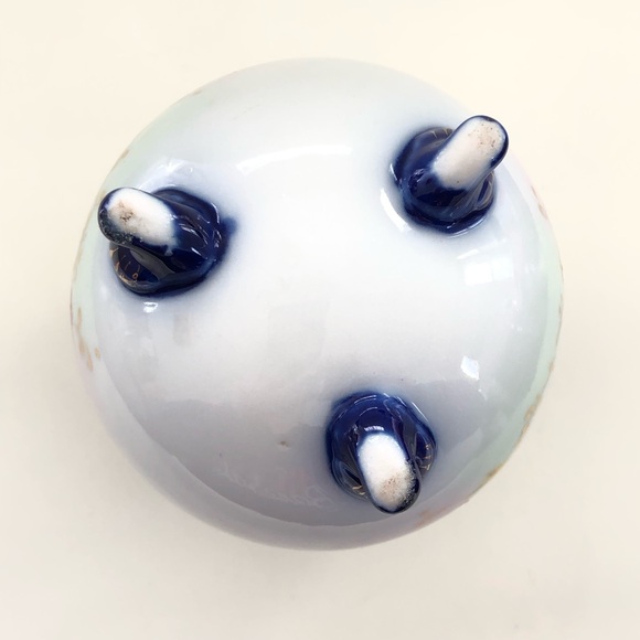 Vintage Round Bud Vase Pot 4" Porcelain Unmarked 3 legs Blue White Floral - Picture 8 of 16